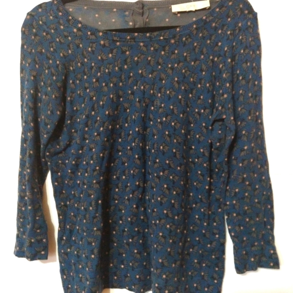 Ann Loft crew neck, Light knit, Flower Pattern, button closure on back, Small